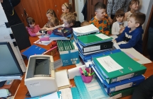 dzieci poznaja etapy pracy urzednikow