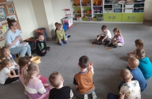dzieci z grupy Sowek w trakcie zajec z pedagogiem