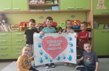 dzieci z grupy Jezyki z plakatem
