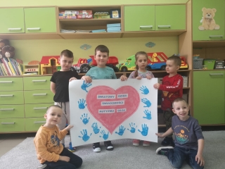 dzieci z grupy Jezyki z plakatem