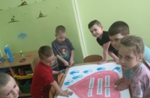 dzieci z grupy Jezyki podczas wykonywania plakatu o autyzmie