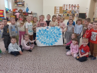 Czterolatki z gr. III z plakatem z ojkazji Swiatowego Dnia Swiadomosci Autyzmu