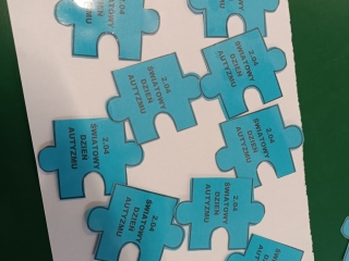 Znaczki, ktore dzieci otrzymaly z okazji Swiatowego Dnia Swiadomosci Autyzmu