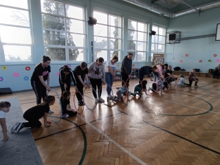 dzieci pokonuja tor przeszkod