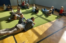 Dzieci i rodzice podczas zabawy Masazyk