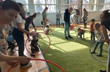 Dzieci i rodzice podczas zabaw z hula hop