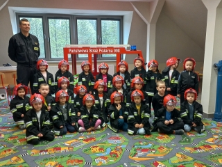 Dzieci z gr. III w strojach strazakow.