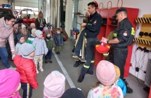 Strazacy i dzieci z gr. IX podczas wycieczki. (2)