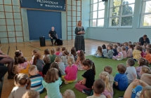Dzieci podczas audycji muzycznej sluchaja o tworczosci J. Straussa