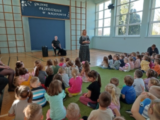 Dzieci podczas audycji muzycznej sluchaja o tworczosci J. Straussa