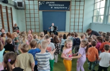 zabawa taneczna podczas audycji muzycznej w przedszkolu