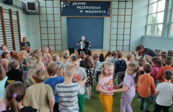 zabawa taneczna podczas audycji muzycznej w przedszkolu