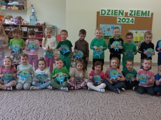 Zdjecie grupy III na tle napisu Dzien Ziemi 2024- prezentacja pracy plastycznej Ziemia.