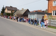 wspolny przemarsz ulicami Malanowa z okazji Swiatowego Dnia Zdrowia