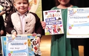dzieci z nagrodami i dyplomami
