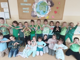 dzieci zrobi+ey plakat na dzie+ä ziemi