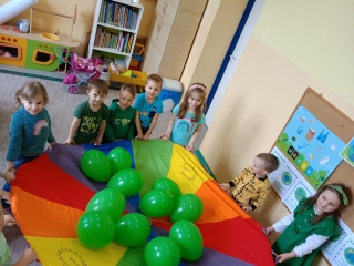 Zabawy z chust¦u animacyjna - gr. IX