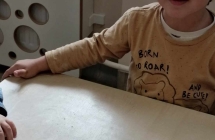 dzieci tworza zwierzatka z masy solnej