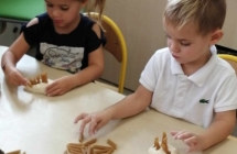 Dzieci tworza z masy solnej bohaterow bajek pomagajek