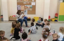 Dzieci sluchaja bajki o pokonywaniu strachu