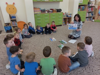 Czterolatki z gr. III sluchaja bajki pomagajki (1)