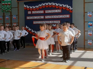 dzieci z grupy VIII tancza w czworkach poloneza