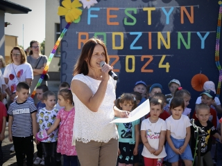 Dyrektor przedszkola wita zebranych