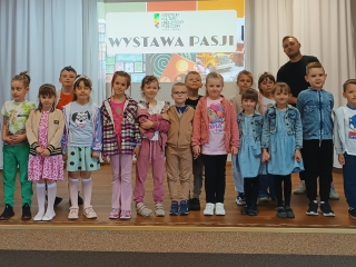 dzieci z grupy VIII na wystawie pasji w bibliotece