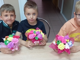 dzieci dumne z wytworow swojej pracy