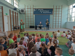 Spotkanie muzyczne w przedszkolu - dzieci poznaja saksofon