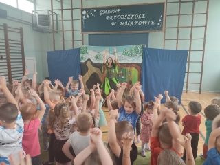 Przedszkolaki podczas wspolnej zabawy z aktorami w traakcie spektaklu Calineczka