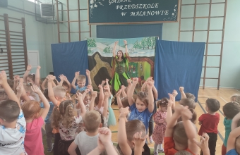 Przedszkolaki podczas wspolnej zabawy z aktorami w traakcie spektaklu Calineczka