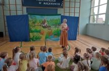 Starsza kobieta w teatrzyku Calineczka