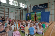 Przedszkolaki z Gminnego Przedszkola ogladaja teatrzyk Calineczka