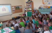 dzieci ogladaja film edukacyjny Gdy chmura pluca dusi