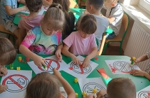 Dzieci robia znak zakaz palenia