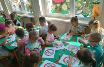 dzieci wykonuja prace plastyczna