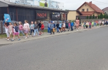 dzieci w happeningu ulicami Malanowa przeciwko paleniu