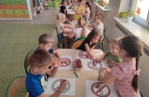 Przedszkolaki z gr. VI wykonuja prace plastyczna