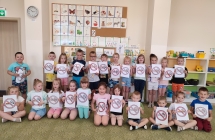 Dzieci z gr. VI z obrazkami antynikotynowymi