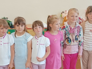 dziewczynki z warkoczykami