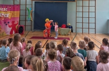 Dziewczynka podczas magicznej sztuczki.