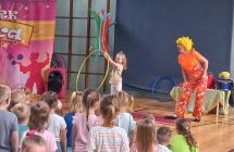 Dziewczynka podczas pokazu z hula-hop.