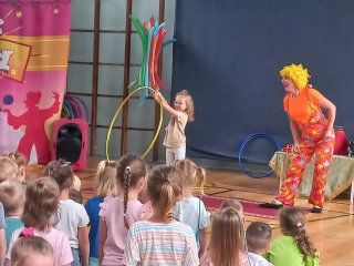 Dziewczynka podczas pokazu z hula-hop.