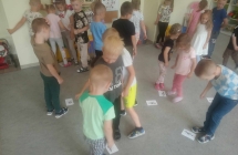 gama c dur, dzieci ukladaja  nuty na pieciolini  (3)