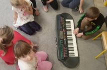 dzieic graja na syntezatorze (1)