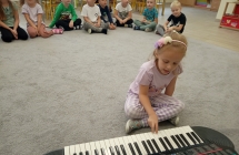 Przygody nutek na pieciolini, dzieci poznaja wartosci rytmiczne (12)