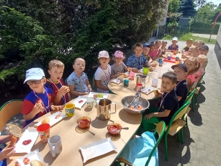 Dzien Dziecka - dzieci z gr. VII podczas grilla