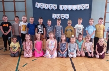 Dzien Dziecka - pamiatkowe zdjecie z dyskoteki gr. VII
