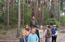 Przedszkolaki spaceruja po lesie